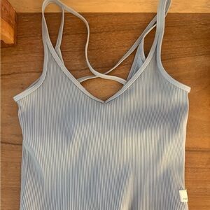 Vuori women’s size medium strapping back ribbed crop tank top shelf bra in color